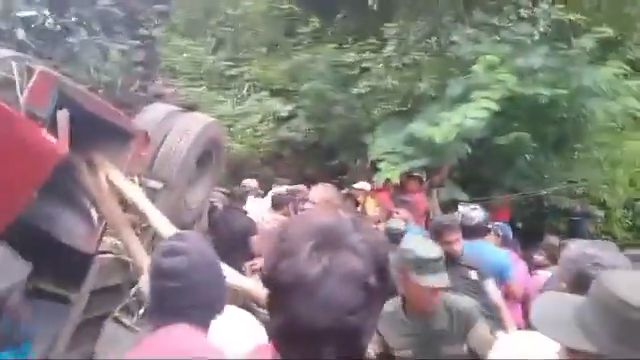 斯里兰卡巴士坠谷21死